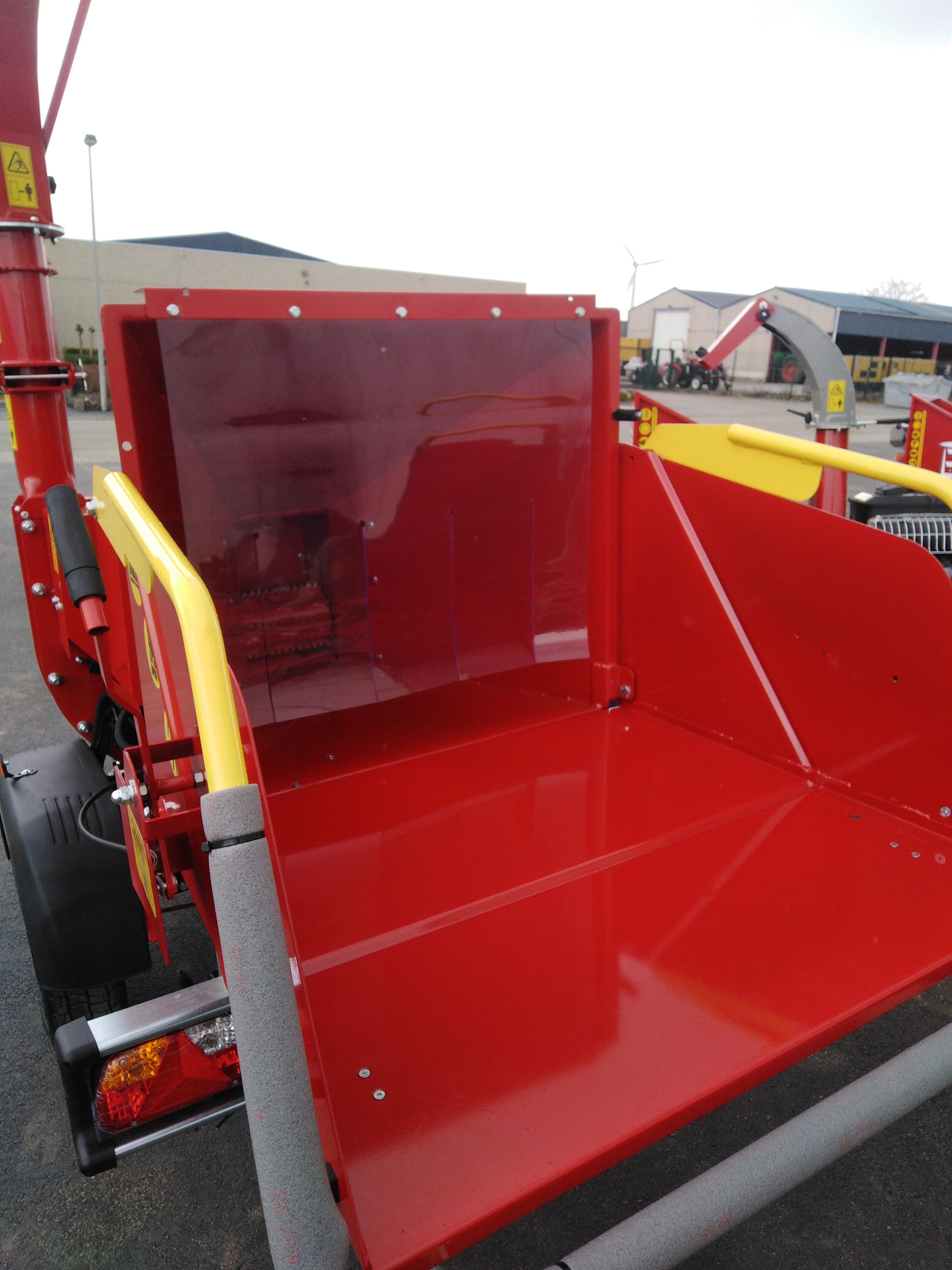Broyeur de branches GL&D Galaxi sur châssis routier — vignette 4